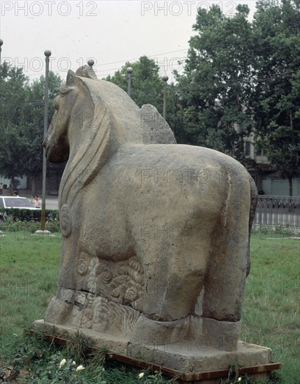 CABALLO - ESCULTURA EN PIEDRA - 3 METROS DE ALTO - VISTA TRASERA
XIAN, MUSEO P DE
