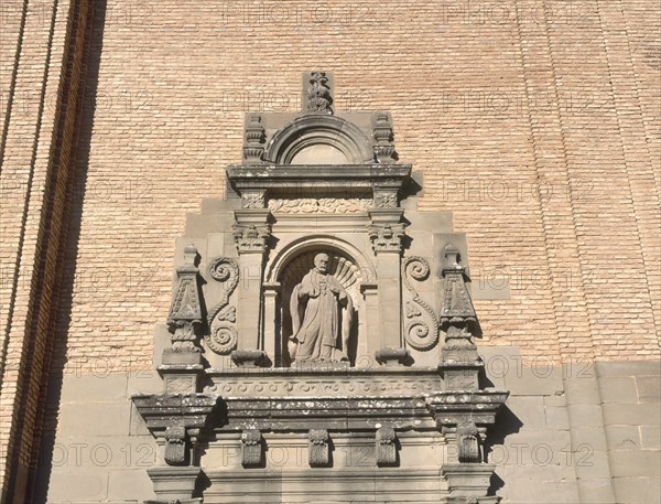 ONOFRE ESCOL PEDRO
DET-PORTADA IZQUIERDA DE LA IGLESIA- HORNACINA CON LA ESCULTURA DE S INDALECIO-