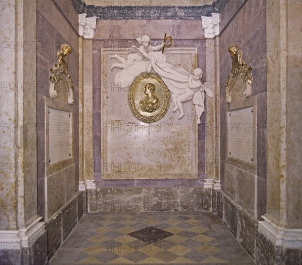 SALAS CARLOS
PANTEON DE REYES- MEDALLON EN BRONCE DORADO DE CARLOS III OBRA DEL PLATERO JOSE