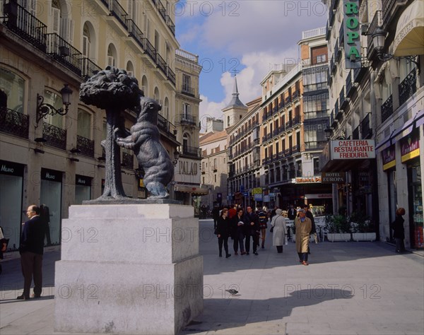 NAVARRO SANTAFE ANTONIO 1906/83
ESTATUA DEL OSO Y EL MADROÑO SIMBOLO DE LA CIUDAD
MADRID, PUERTA
