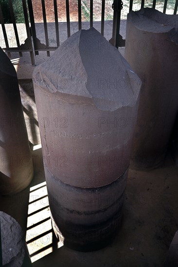 COLUMNA MONOLITICA- III AC- EDICTO ASOKA: EXPULSION MONJES DISIDENTES
SARNATH,