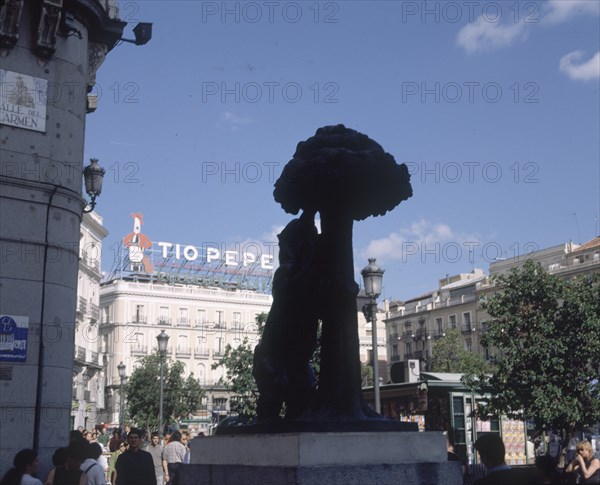 NAVARRO SANTAFE ANTONIO 1906/83
ESTATUA DEL OSO Y EL MADROÑO - FACHADA CON LA PUBLICIDAD DEL JEREZ