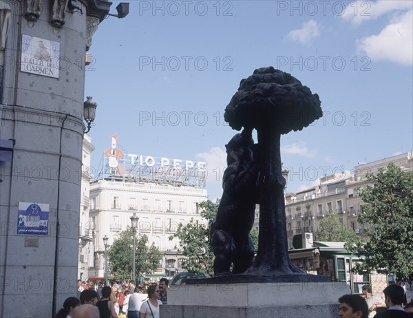 NAVARRO SANTAFE ANTONIO 1906/83
ESTATUA DEL OSO Y EL MADROÑO - FACHADA CON LA PUBLICIDAD DEL JEREZ
