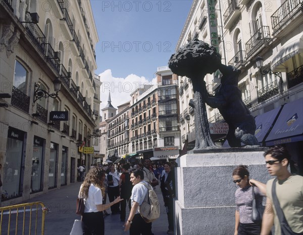 NAVARRO SANTAFE ANTONIO 1906/83
ESTATUA DEL OSO Y EL MADROÑO - CALLE DEL CARMEN AL FONDO
MADRID,