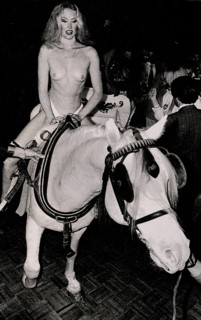 Femme nue montant à cheval, lors d'une soirée donnée par Andy Warhol