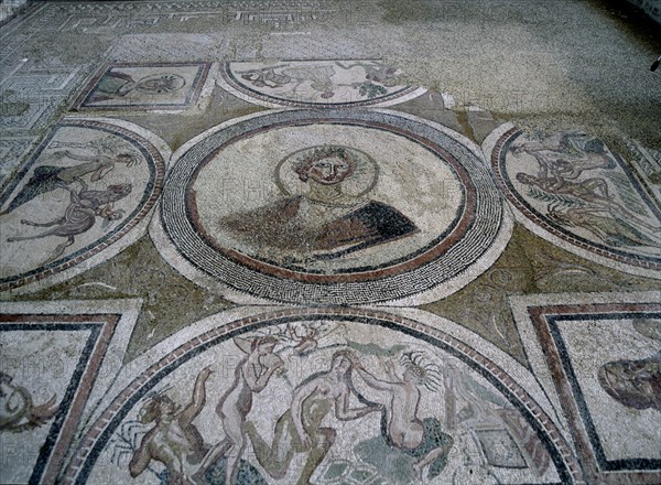MOSAICO- VILLA DE MATERNO CINEGIO- TONDO CENTRAL DOMINA DE LA CASA-LUNETA DE ACTEON Y DIANA-S