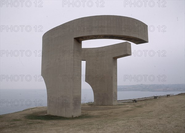 CHILLIDA EDUARDO 1924/2002
"EL ELOGIO DEL HORIZONTE" EN EL CERRO DE SANTA CATALINA
GIJON,