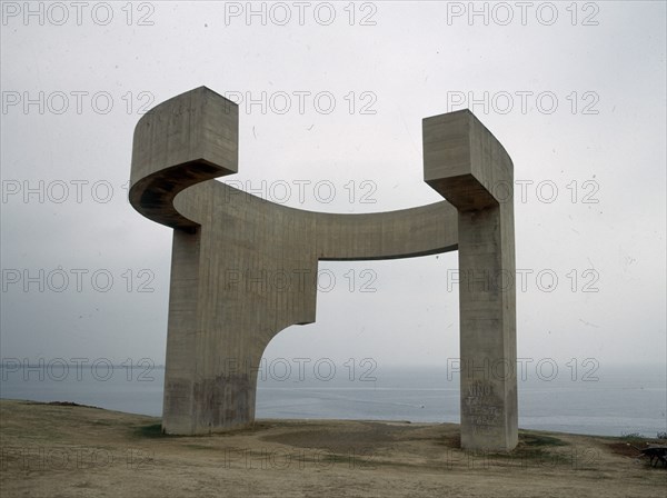CHILLIDA EDUARDO 1924/2002
"EL ELOGIO DEL HORIZONTE" EN EL CERRO DE SANTA CATALINA
GIJON,
