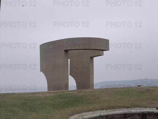 CHILLIDA EDUARDO 1924/2002
"EL ELOGIO DEL HORIZONTE" EN EL CERRO DE SANTA CATALINA
GIJON,