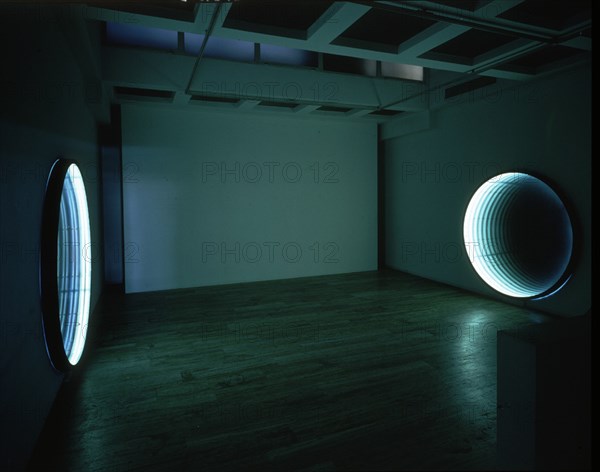 MORA PEDRO 1961-
SIMULTANEOUS TUNNELS - 1999 - ACERO/NEON/ESPEJOS - 210 cm
MADRID, GALERIA
