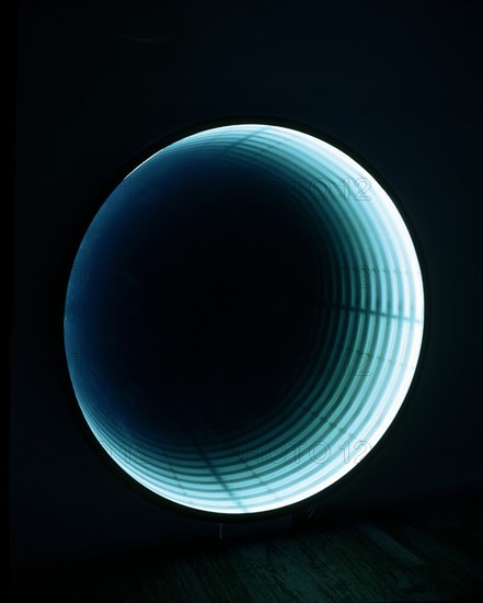 MORA PEDRO 1961-
SIMULTANEOUS TUNNELS - 2000 - ACERO/NEON/ESPEJOS - 210 cm
MADRID, GALERIA