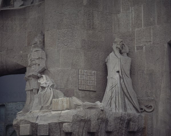 SUBIRACHS JOSE MARIA
ESCULTURAS DE LA FACHADA DE LA PASION- PRENDIMIENTO DE CRISTO- BESO DE JUDAS