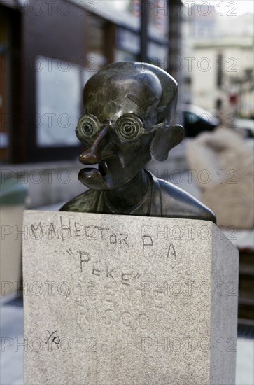 PLAZA DEL HUMOR - BUSTO DE VICENTE RISCO- ESCRITOR GALLEGO- 1884/1963
CORUÑA,