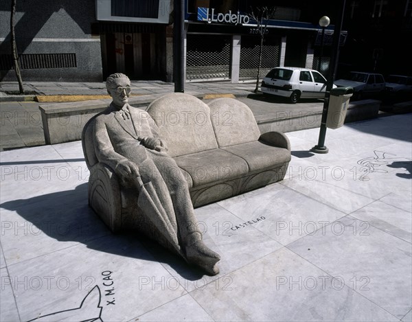 PLAZA DEL HUMOR - BANCO CON LA ESCULTURA DE CASTELAO- PINTOR Y ESCRITOR GALLEGO- 1886/1950
CORUÑA,
