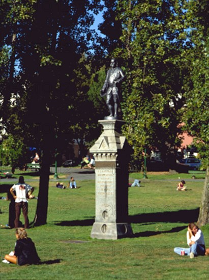 ESCULTURA DE BENJAMIN FRANKLIN EN EL PARQUE WASHINGTON SQUARE
SAN FRANCISCO-CALIFORNIA,