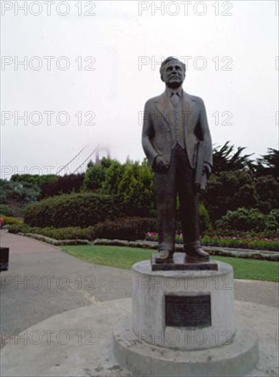 ESCULTURA DE JOSEPH STRAUSS INGENIERO DEL PUENTE GOLDEN GATE
SAN FRANCISCO-CALIFORNIA, PARQUE