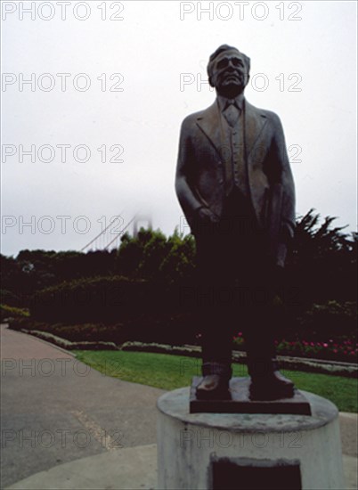 ESCULTURA DE JOSEPH STRAUSS INGENIERO DEL PUENTE GOLDEN GATE
SAN FRANCISCO-CALIFORNIA, PARQUE
