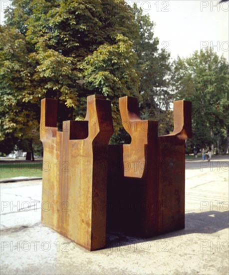 CHILLIDA EDUARDO 1924/2002
ESPACIO VIII - 2000 - EXPOSICION DE ESCULTURA ESPAÑOLA CONTEMPORANEA EN