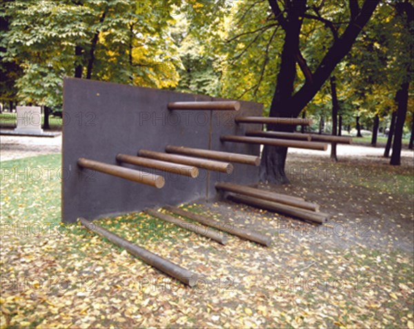 AGUILAR SERGI
NORD-SUD - 1991 -  ESCULTURA ESPAÑOLA CONTEMPORANEA EN EL RETIRO
MADRID,