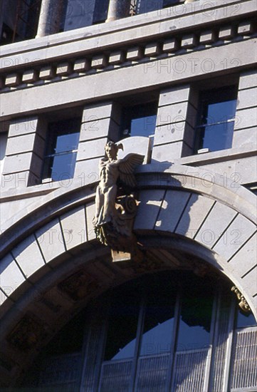 PALACIOS ANTONIO 1876/1945
DETALLE DE LA ESCULTURA DE LA DOVELA DEL ARCO DE LA FACHADA
MADRID,