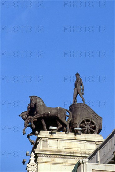 BASTERRA HIGINIO 1876/1957
CUADRIGA QUE REMATA UNO DE LOS TORREONES DEL EDIFICIO - 1922
MADRID,