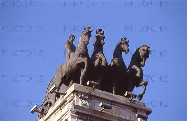 BASTERRA HIGINIO 1876/1957
CUADRIGA QUE REMATA UNO DE LOS TORREONES DEL EDIFICIO - 1922
MADRID,
