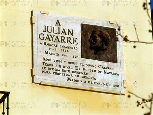 PLACA CONMEMORATIVA AL LUGAR DONDE VIVIO Y MURIO EL TENOR JULIAN GAYARRE
MADRID, PLAZA DE