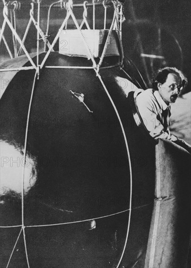PRIMERA ASCENSION EN GLOBO A LA ESTRATOSFERA EN 1931
Grabados sin documentar

This image is not