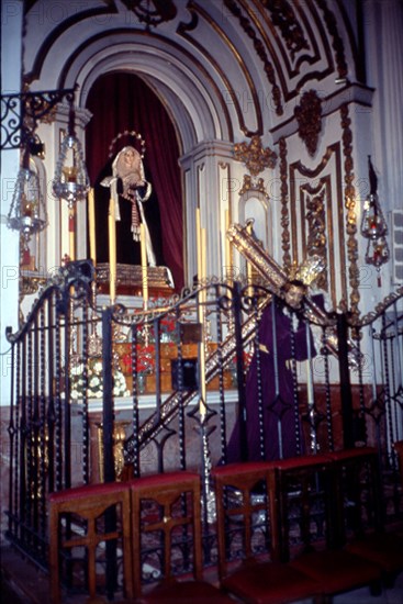 INTERIOR BARROCO S XVIII - CAPILLA CON LAS IMAGENES DE LA DOLOROSA Y DE CRISTO CON LA CRUZ A