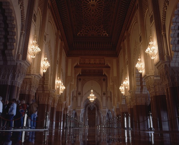PINSEAU MICHEL
INTERIOR - NAVE CENTRAL DE LA SALA DE ORACIONES CON EL MIHRAB AL FONDO -