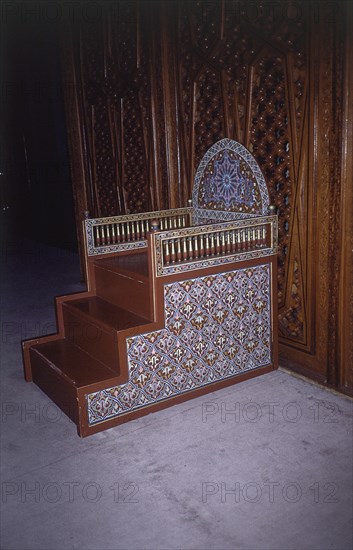 INTERIOR- PEQUEÑO MIMBAR REALIZADO EN MADERA POLICROMADA
CASABLANCA, MEZQUITA DE HASSAN