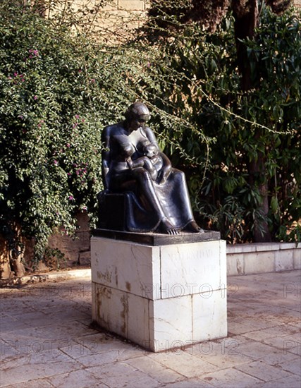 VIVES M
MATERNIDAD - 1940
PALMA, JARDINES S'HORT DEL REI
MALLORCA