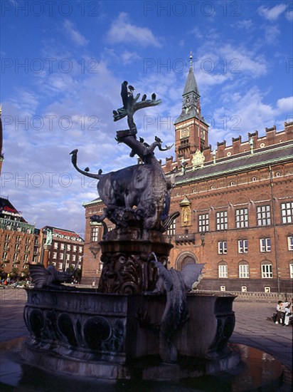 NYRON MARTIN 1849/1921
PLAZA DEL AYUNTAMIENTO - FUENTE DEL TORO Y EL DRAGON - CASA CONSISTORIAL