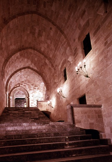 INTERIOR - ESCALERA DE ENTRADA DEL PALACIO - S XIV - RECONSTRUIDO EN 1940 POR V MESTORINO
RODAS,