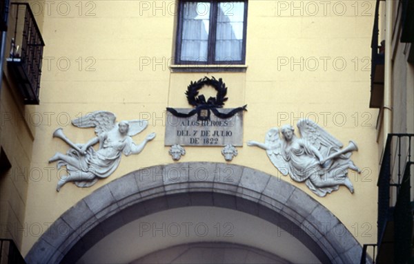 ARCO DE ACCESO A LA PLAZA CON ESCULTURA CONMEMORATIVA A LOS HEROES DEL 7 DE JULIO DE 1822
MADRID,