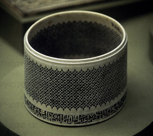 BOTE HISPANOMUSULMAN DE MARFIL-PERIODO NAZARI-FINES S XIII-CON DECORACION DE SEBKA
LONDRES, MUSEO