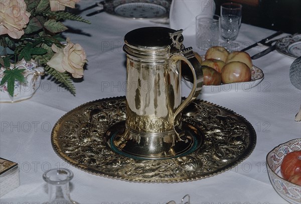 INTERIOR-SERVICIO DE MESA DE BRONCE DORADO-PLATO REPUJADO CON JARRA
BATH, COUNTRY/CASA