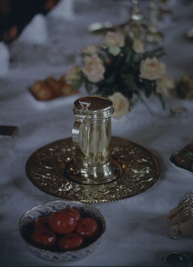 INTERIOR-SERVICIO DE MESA DE BRONCE DORADO-PLATO REPUJADO CON JARRA
BATH, COUNTRY/CASA