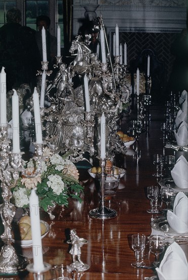 INTERIOR-CENTRO DE MESA DE PLATA TALLADA Y CANDELABROS
BATH, COUNTRY/CASA