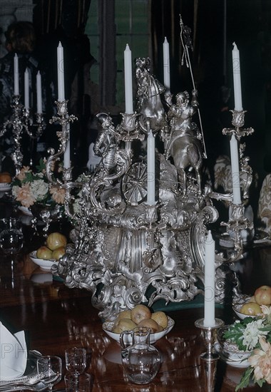INTERIOR-CENTRO DE MESA DE PLATA TALLADA Y CANDELABROS
BATH, COUNTRY/CASA