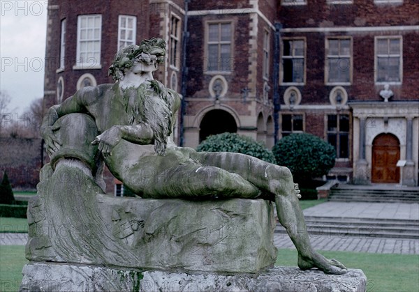 EXTERIOR-DETALLE DE LA ESCULTURA DEL JARDIN-
NACION, COUNTRY SIGLO XVII/CASA