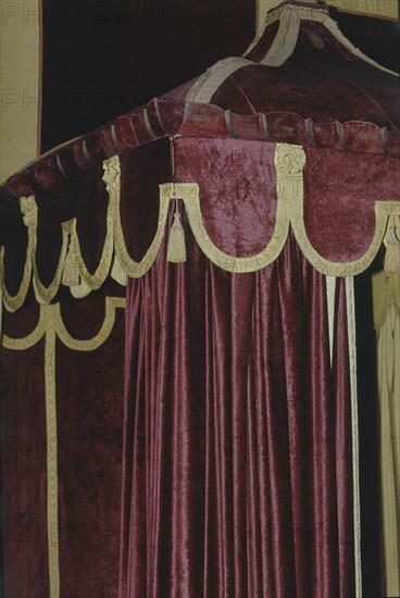 INTERIOR-DETALLE DEL DOSEL DE LA CAMA
NACION, COUNTRY SIGLO XVII/CASA SEÑORIAL
INGLATERRA

This