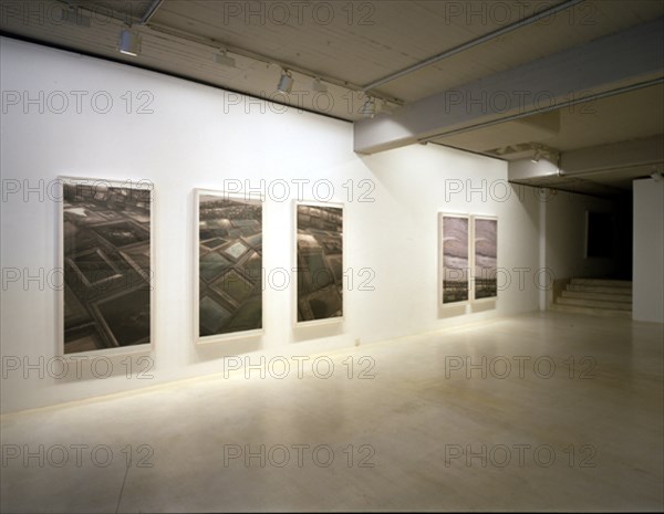 PEREJAUME 1957-
INTERIOR DE SALA DE EXPOSICIONES-PARA TOCAR EL MUNDO/PARA NO TOCAR EL
