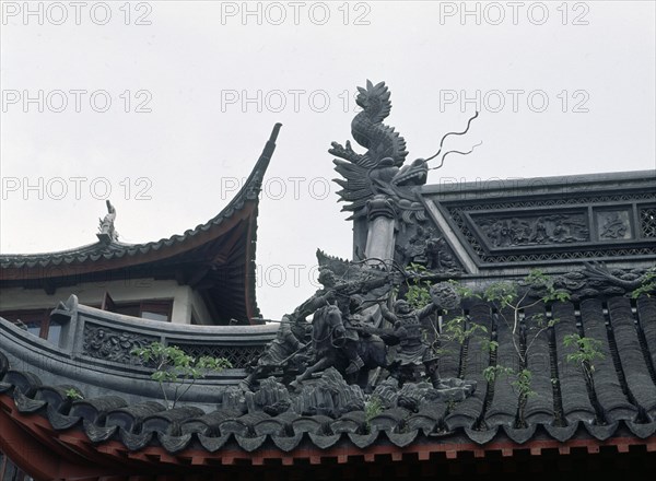 EXTERIOR-DETALLE DEL TEJADO-DRAGON PROTECTOR Y GUERREROS CHINOS
SHANGHAI, TEMPLO BUDA DE