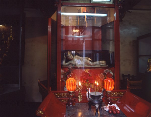 INTERIOR-BUDA YACENTE-ENTRADA AL NIRVANA
SHANGHAI, TEMPLO BUDA DE JADE-YUFOSI
CHINA

This image