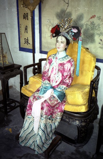 PABELLON DE LA EMPERATRIZ-INTERIOR-MUÑECA QUE REPRESENTA A LA EMPERATRIZ
PEKIN, PALACIO