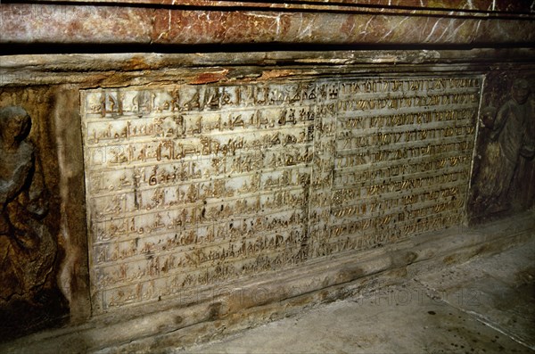 SEPULCRO DE FERNANDO III EL SANTO - EPITAFIO GRABADO EN ARABE Y HEBREO - S XIII
SEVILLA,