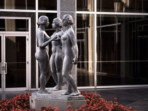 EXT-ESCUELA DE BELLAS ARTES-AIGUR H.MEADOWS-ESCULTURA DE LAS TRES GRACIAS
DALLAS-TEXAS, ESCUELA
