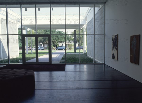 PIANO RENZO 1937-
INTERIOR- CRISTALERA DE ENTRADA AL MUSEO-ARQUITECTURA HIGH-TECH-