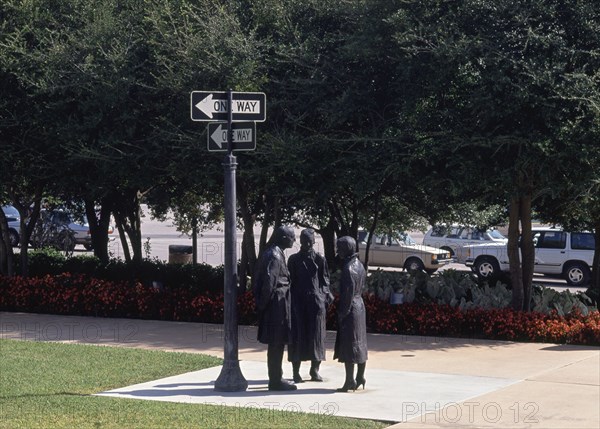 SEGAL GEORGE
ENCUENTRO-1989-FIGURAS DE BRONCE 123x41x55
FORT WORTH-TEXAS, MUSEO DE ARTE